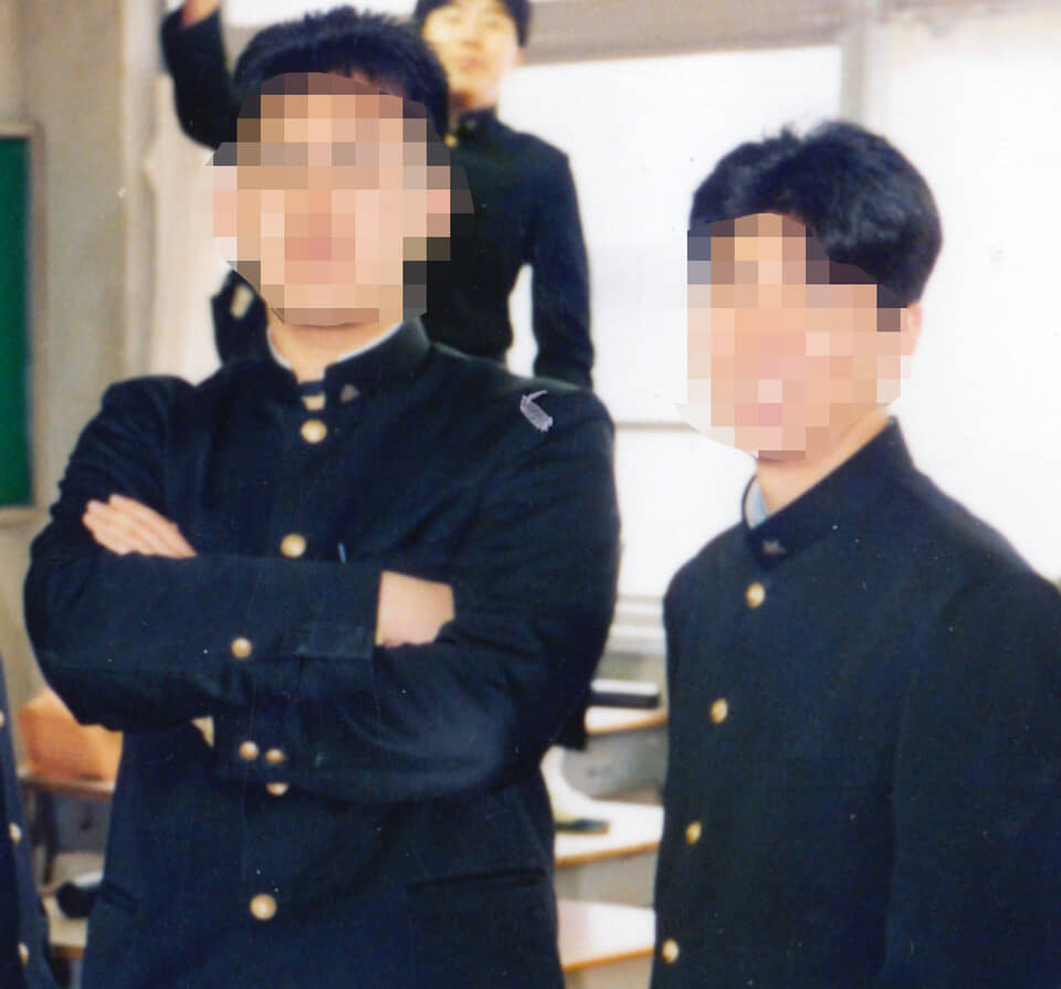 学生が制服を着ている写真。