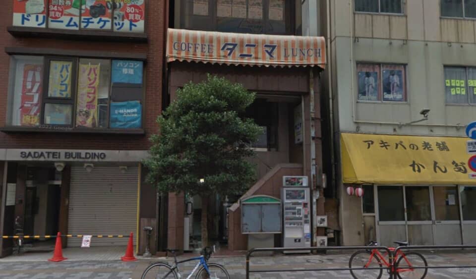 ビルの商店街入口付近