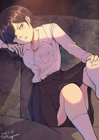 光が差し込むソファで休む制服姿の少女。