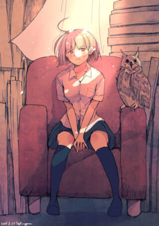 日差しの中でソファに座る制服の少女とフクロウ。