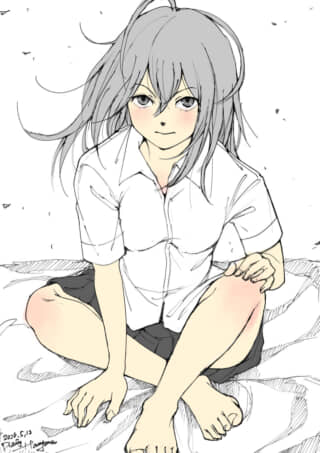 白いシャツとスカートを身にまとい、床に座る銀髪の少女のイラスト。