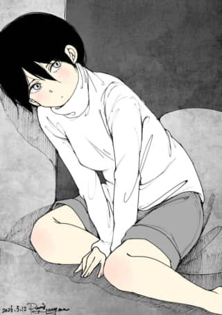 白いタートルネックを着て座り、こちらを見つめる黒髪の少女。