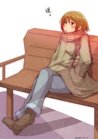 ベンチに座り待つ茶髪の女性・体温計をくわえている