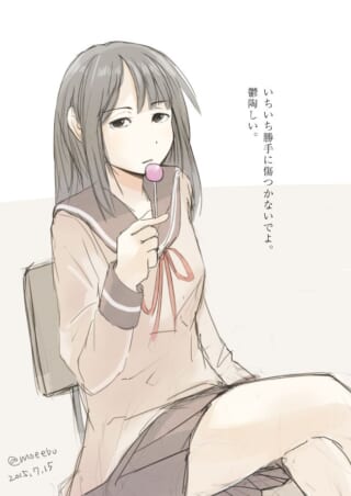 セーラー服の少女がロリポップを持ち椅子に座る