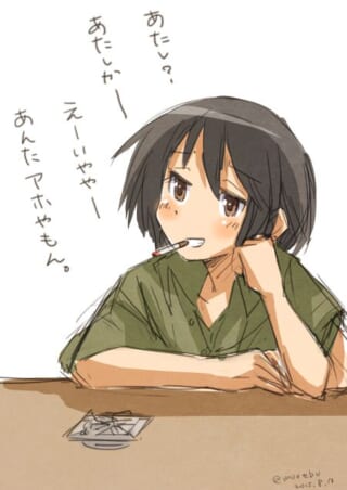 机に肘をつき呆れた表情で話す少年ぽい女性