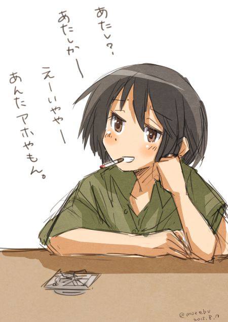 机に肘をつき呆れた表情で話す少年ぽい女性
