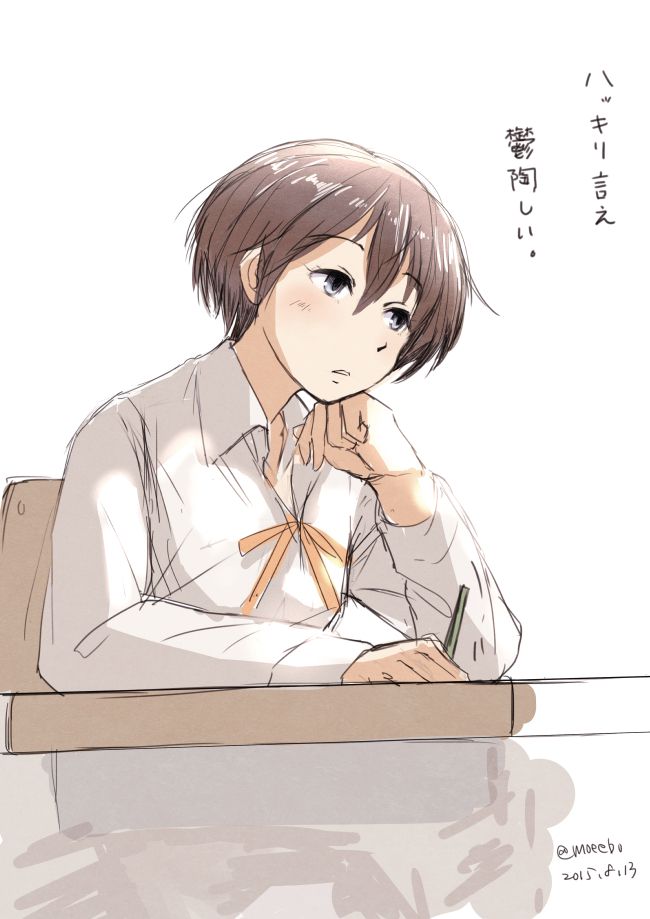 机に肘をついて物思いにふけるセキグチ