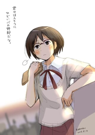 屋上でムスッとした表情のヨシダ