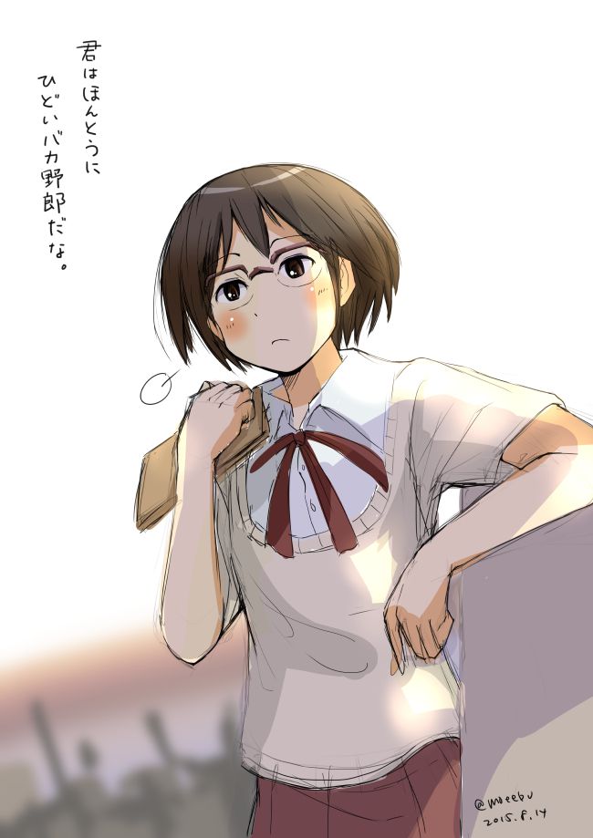 屋上でムスッとした表情のヨシダ
