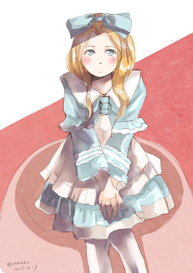 青いフリル衣装を纏う金髪少女のイラスト