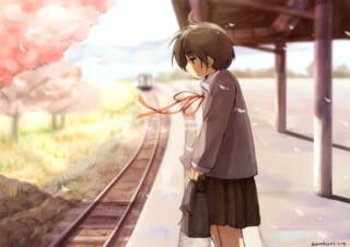 桜舞う春の駅のホームに立つマキタ、涙をこらえている