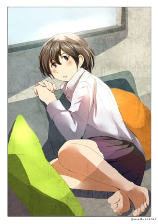 ソファに座り頬を赤らめて見上げる少女