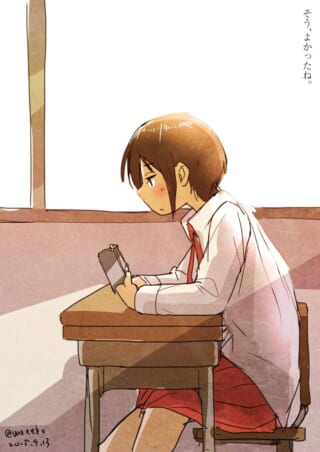 教室の窓際でスマホを見つめる制服姿の女子生徒