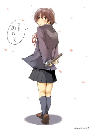 卒業証書の筒を背に、振り返り「またあおう。」と告げる女子生徒