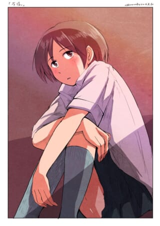 膝を抱えて座り、不信感を抱いた表情で見上げるマキタ