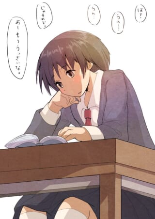 机に肘をついて不機嫌そうに座るマキタ