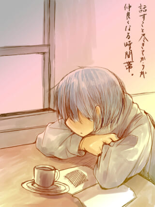 机に突っ伏して休む青髪のさみだれちゃん
