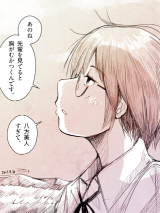 メガネをかけた女子高生のヨシダが真剣な表情で話す姿