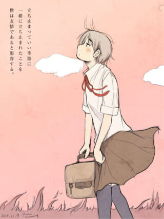 夕焼け空の下で立ち止まり、上を見上げる制服姿のマキタ