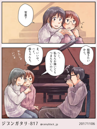 ピアノの前で写真を撮るハセガワと寄り添う村木とヨシダ